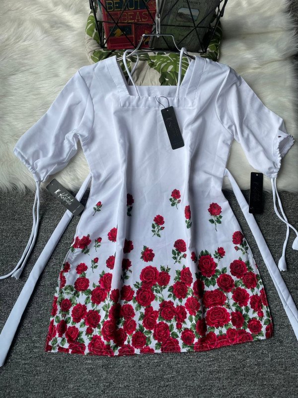 white short sleeves tops with jeans.